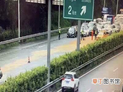 走水官高速的司机要小心了！ 车辆漏油致多辆小车追尾