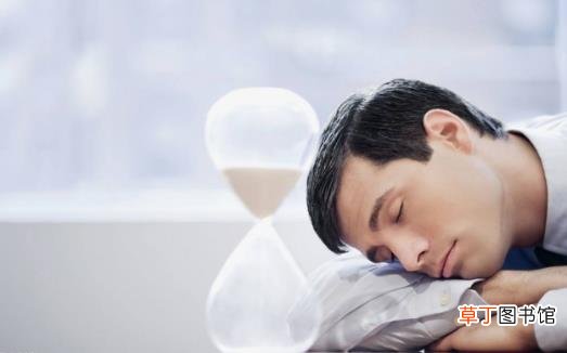 趴着午睡的危害 上班族白领科学午睡缓解疲劳