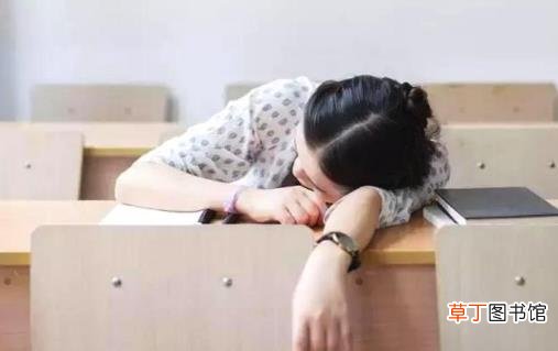 白领午休喜欢趴着睡 导致的健康危害不可轻视