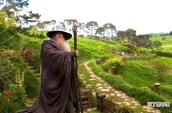 灰袍和白袍甘道夫区别