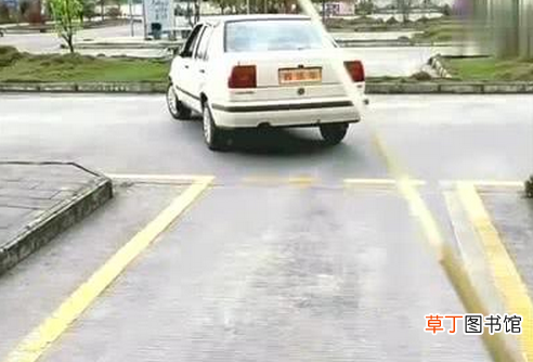 倒车入库看哪四点最准？