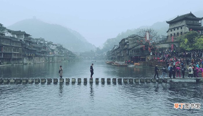 梦见自己淌着水走路