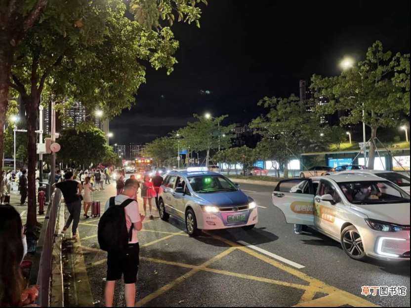 | 深圳北火车站拉客车辆混乱、交通拥堵严重 记者走访