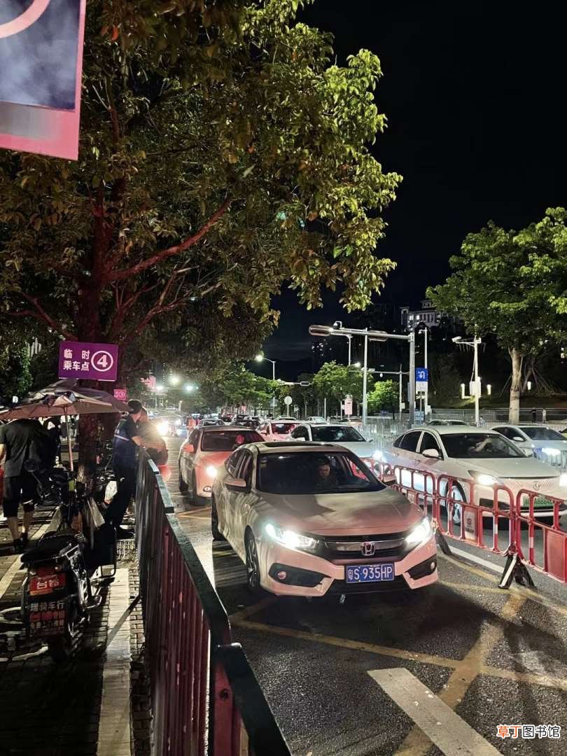 | 深圳北火车站拉客车辆混乱、交通拥堵严重 记者走访
