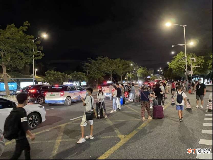 | 深圳北火车站拉客车辆混乱、交通拥堵严重 记者走访