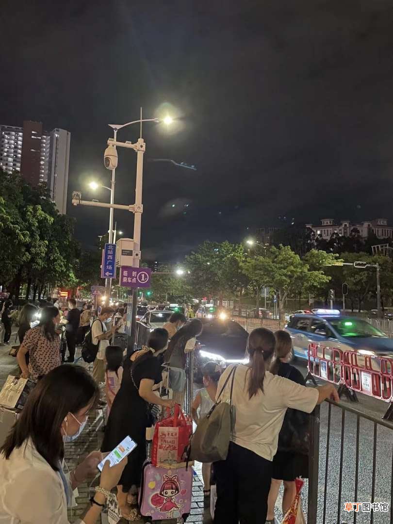 | 深圳北火车站拉客车辆混乱、交通拥堵严重 记者走访