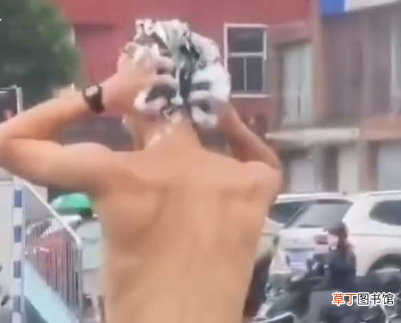 交警：未佩戴头盔违法 太迷惑！男子雨天骑摩托等红灯时洗头