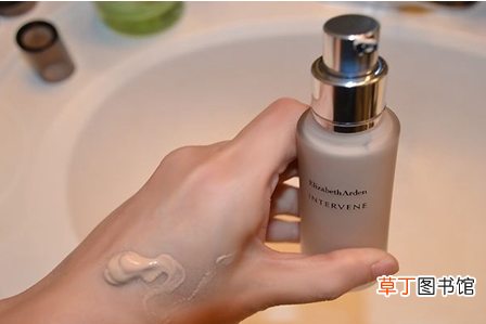 粉底液粘在衣服上怎么洗