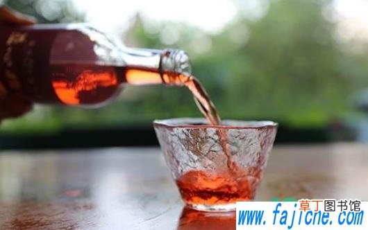 泡杨梅酒装几分满合适 泡杨梅酒瓶子上面要留多少空间