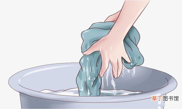 黑笔水弄衣服上怎么洗掉