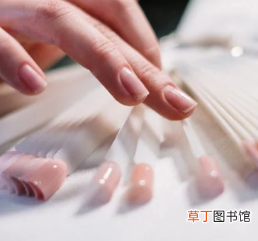 白色美甲变黄怎么清洗