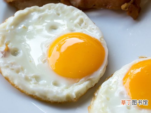 街头摊贩出售化学原料制作假鸡蛋