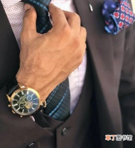 西装扣第一个还是第二个