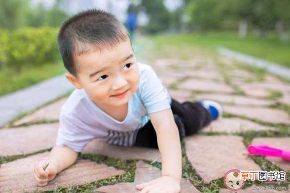 孩子摔伤了怎么正确处理 孩子摔跤后怎么判断有没有骨折