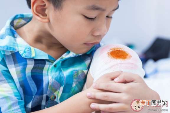 孩子摔伤了怎么正确处理 孩子摔跤后怎么判断有没有骨折
