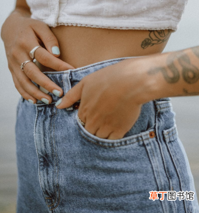 牛仔裤裤腰大怎么改小简单又好看