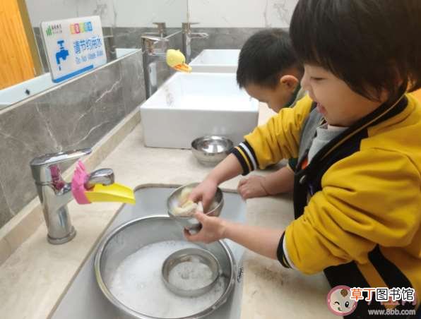 小朋友做家务的好处 为什么家长执着于让孩子洗碗