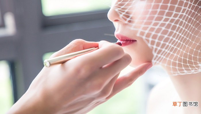 梦见别的女人化妆是什么意思