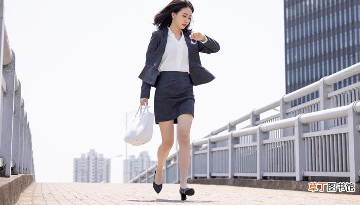 梦见自己和他人在赶路