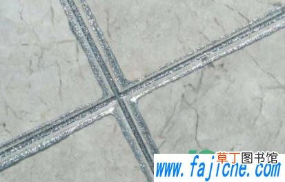 卫生间的瓷砖缝是黑的是什么原因 瓷砖缝变黑有什么新方法变白