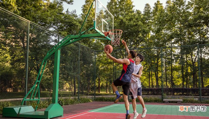 梦见篮球场奔跑