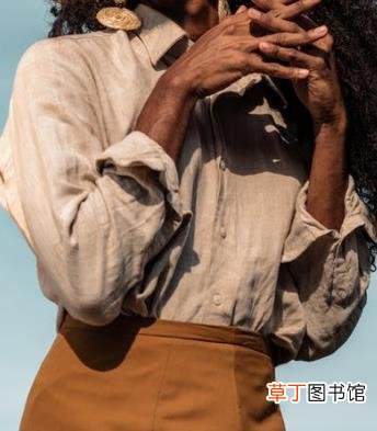 杏色上衣配什么颜色下装