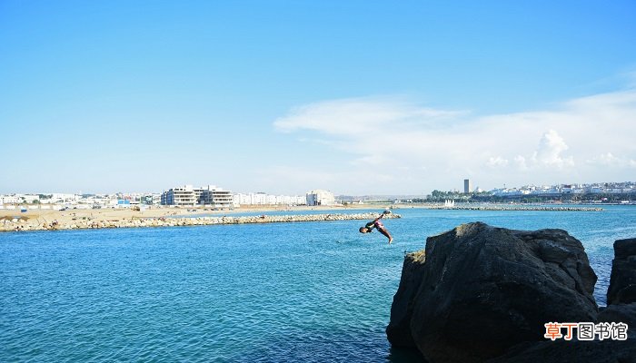 梦见别人掉水里了又救上来了是什么意思