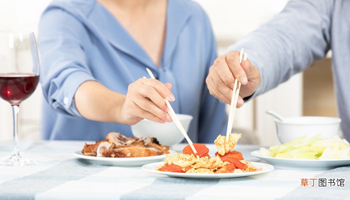 女人梦见吃饭是什么意思