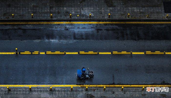 梦见在雨中奔跑是什么意思