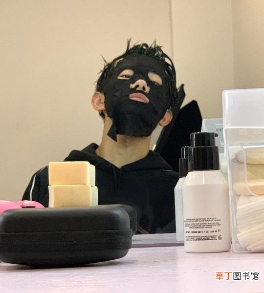 易烊千玺为什么突然爆火 易烊千玺为什么叫易烊千玺