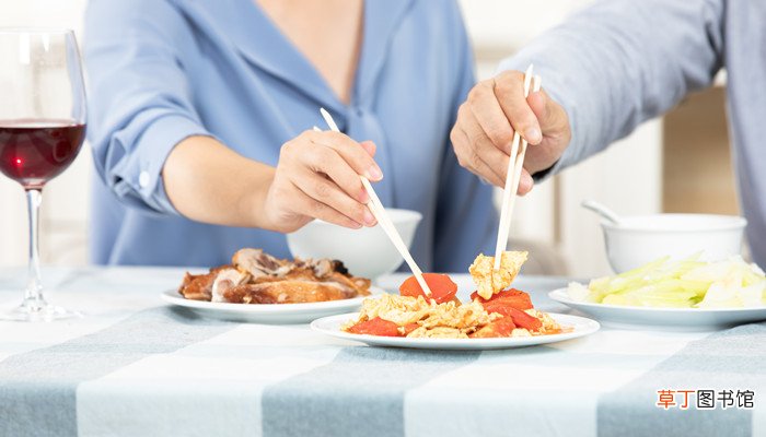 梦见别人吃饭自己没吃是什么意思