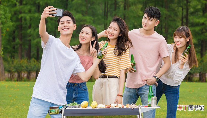 梦见同学聚会吃饭