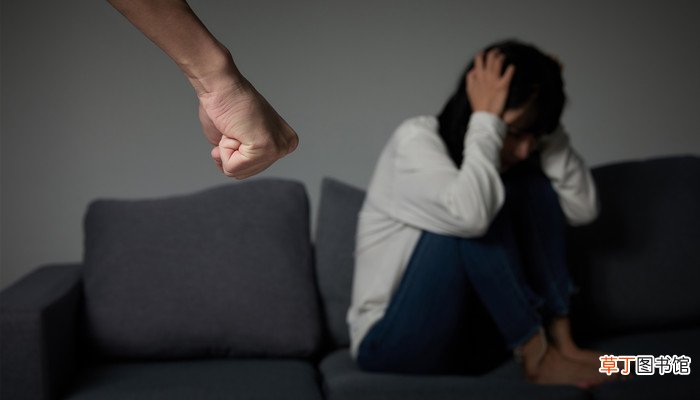 女人梦见被别人追着打而躲藏