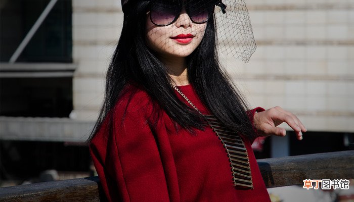 梦见穿红衣女小人追我