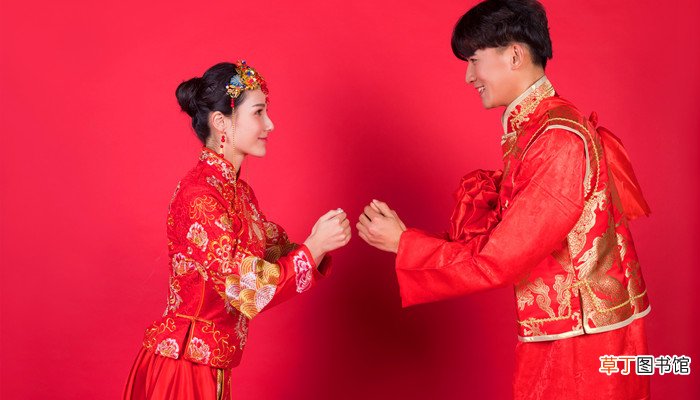 梦见新郎新穿红衣服帽子