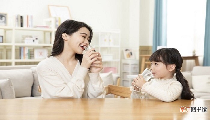 梦见抱小女孩