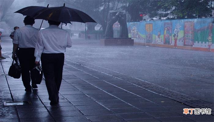 女人梦见下小雨淋湿自己