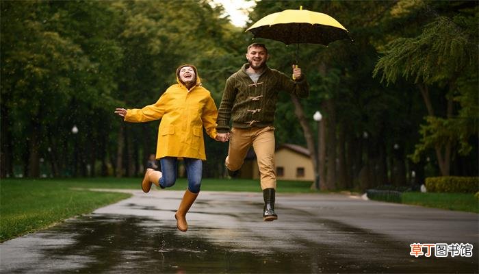 女人梦见下小雨淋湿自己