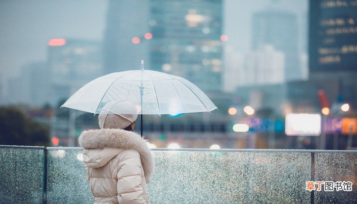 女人梦见自己冒雨前行