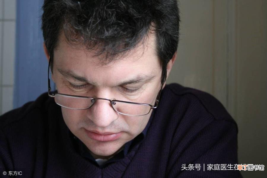 眼周黑眼圈太深什么原因 为什么黑眼圈那么重