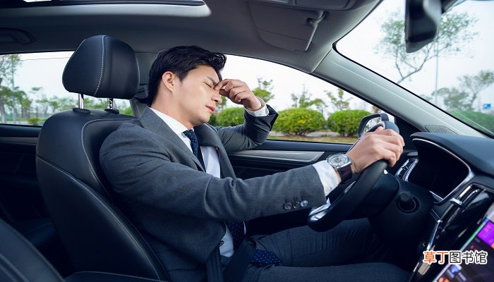 男人梦见开车刹不住车
