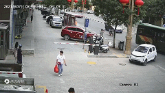 油门当刹车！71岁老人开代步车撞伤路人！