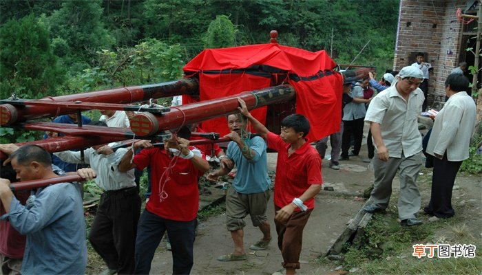 已婚女人梦见别人抬棺材出殡