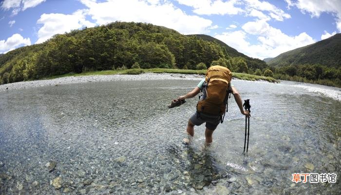 梦见趟水走路水很深