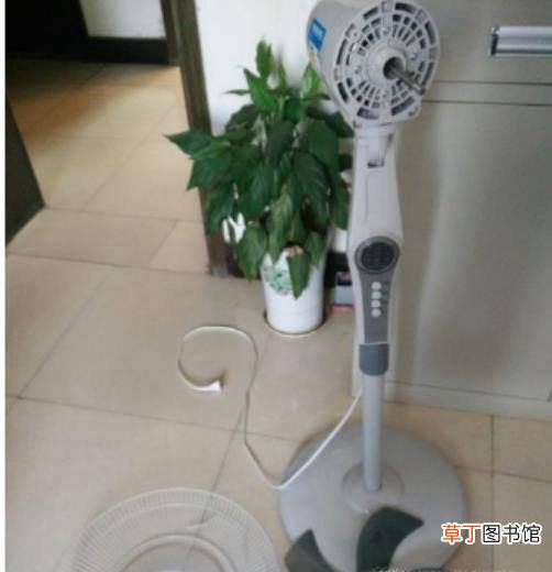 美的落地电风扇怎么拆