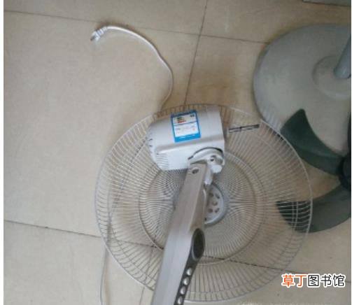 美的落地电风扇怎么拆