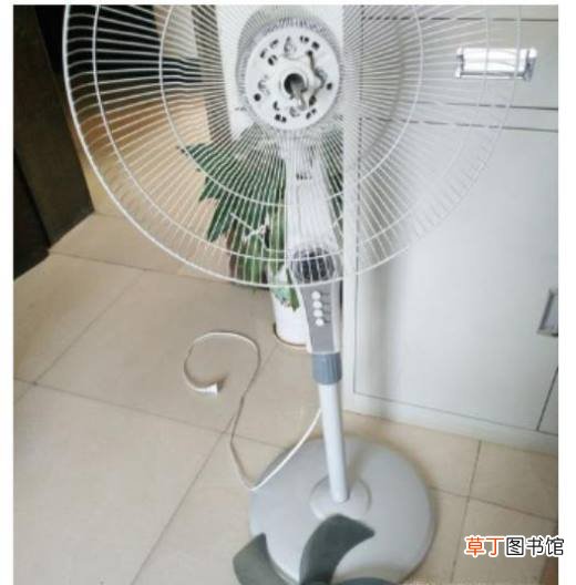 美的落地电风扇怎么拆