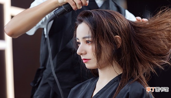 梦见自己去理发店剪头发什么意思