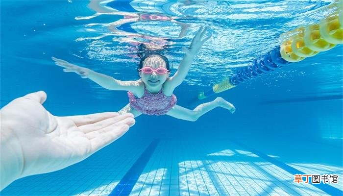 梦见在水里游泳逃命