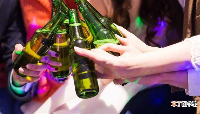 梦到自己喝醉酒站不稳